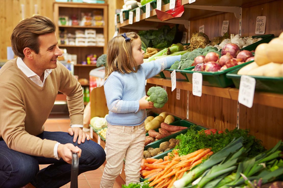 Vater und Tochter in einem Selbstbedienungsladen